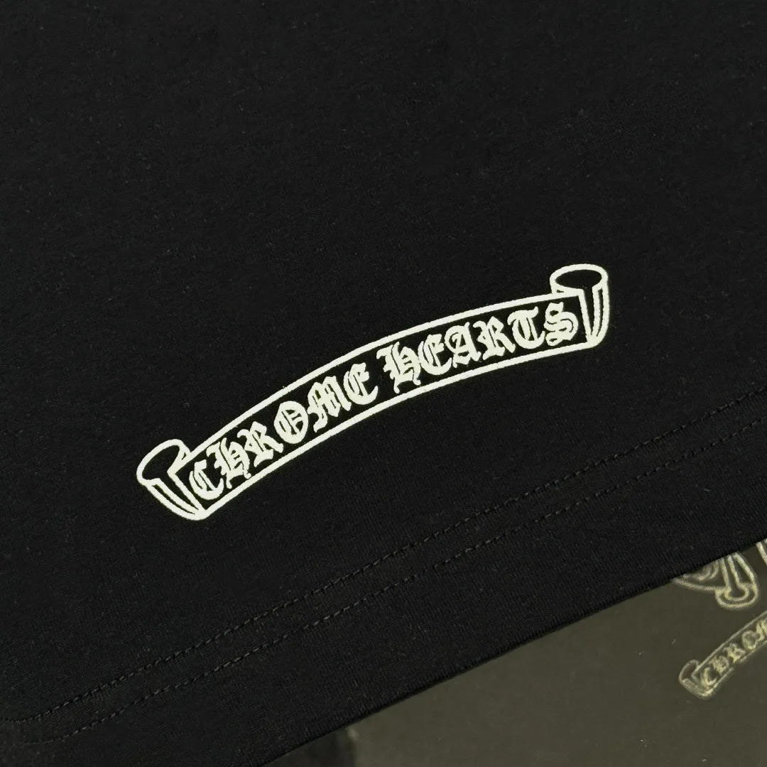 P170 Chrome Hearts 25 high-end versions. The fabric is made of 300 grams of high-density pure cotton. It does not deform or shrink. It has three labels. It is the same style for men and women. Technology: suede foaming + digital printing. Color: white, black. SIZE: S-XL.